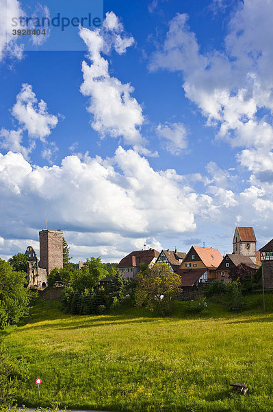 Ortsbild mit Burgruine Zavelstein  Bad Teinach Zavelstein  Schwarzwald  Baden-Württemberg  Deutschland  Europa