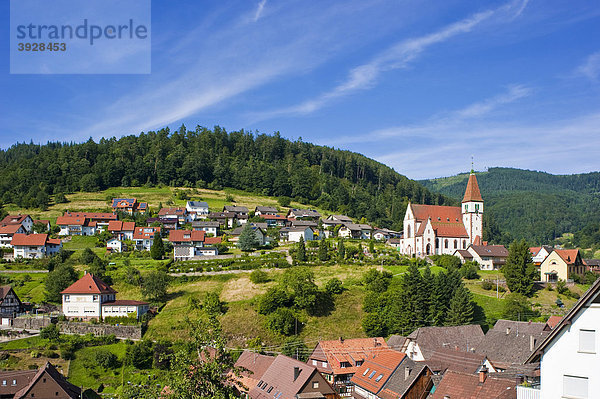 Ortsbild mit Heilig-Kreuz-Kirche  Reichental  Schwarzwald  Baden-Württemberg  Deutschland  Europa