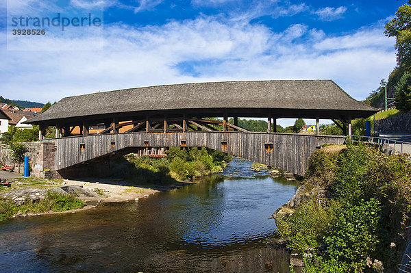 Historische Holzbrücke über den Fluss Murg  Forbach  Schwarzwald  Baden-Württemberg  Deutschland  Europa