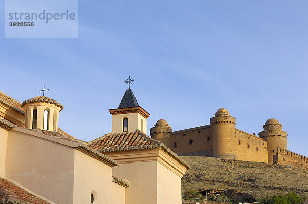 Kirche Nuestra SeÒora de la Anunciacion und La Calahorra Renaissance-Schloss im Dorf La Calahorra der Provinz Granada  Andalusien  Spanien  Europa