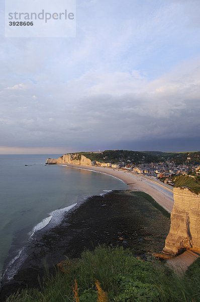 Porte d'Amont Steilküste am Abend  Etretat  CÙte d'Albatre  Haute-Normandie  Normandie  Frankreich  Europa