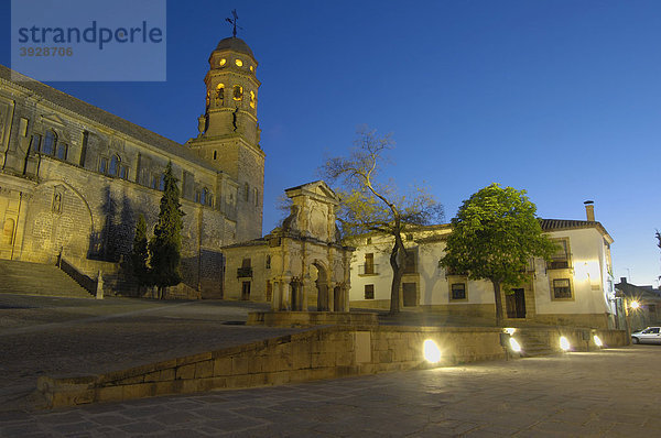 Santa MarÌa Brunnen und Kathedrale  16. Jahrhundert  auf dem Santa Maria Platz am Abend  Baeza  Jaen Provinz  Andalusien  Spanien  Europa