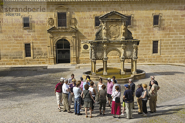 Seminario de San Felipe Neri und Brunnen  Santa MarÌa Platz  16. Jahrhundert  Baeza  Jaen Provinz  Andalusien  Spanien  Europa