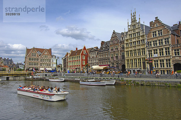 Ausflugsboot und Wasserspiegelungen der Gildehäuser am Leie Fluß  Gent  Flandern  Belgien  Europa