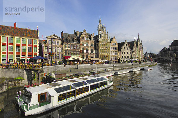 Ausflugsschiff und Wasserspiegelungen der Gildehäuser am Leie Fluß  Gent  Flandern  Belgien  Europa