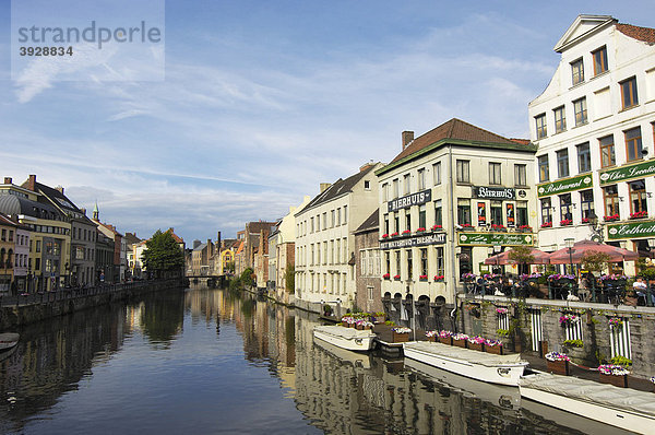 Gebäude und Wasserspiegelungen am Leie Fluß  Gent  Flandern  Belgien  Europa