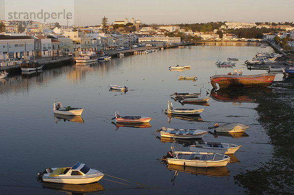 Gilao Fluss  Fischerboote  Tavira  Algarve  Portugal  Europa