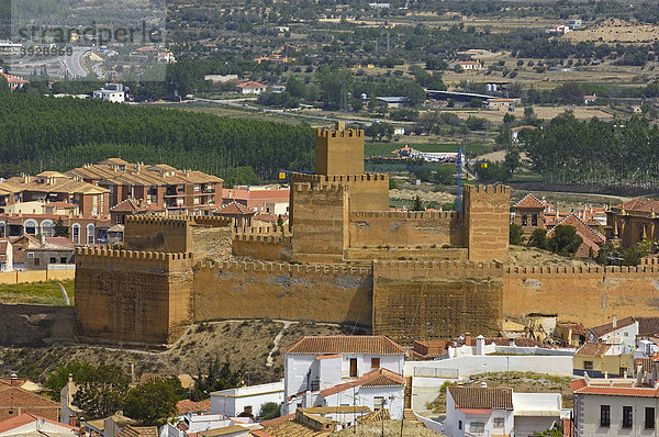 Alcazaba  Blick vom Höhlenviertel Troglodytes in der Altstadt Santiago aus  Guadix  Marquesado Region  Provinz Granada  Andalusien  Spanien  Europa
