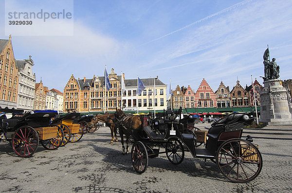 Kutschen auf dem Markt  Marktplatz  Brügge  Westflandern  Belgien  Europa
