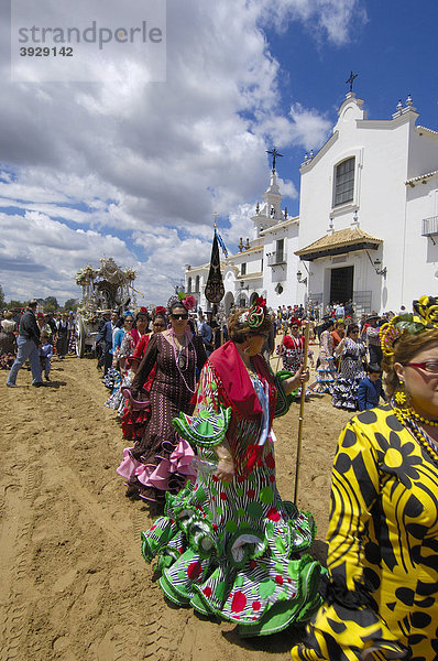 Pilger im El Rocio Dorf  RomerÌa Wallfahrt nach El RocÌo  Almonte  Provinz Huelva  Andalusien  Spanien  Europa