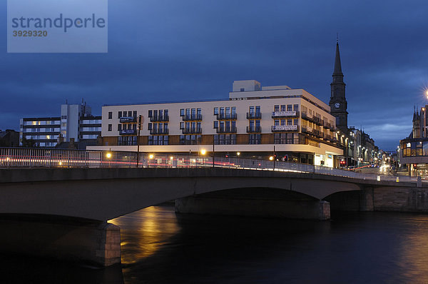 Neue Brücke über den Fluss Ness und dahinter die High Street Straße  Inverness  Highland Region  Schottland  Vereinigtes Königreich  Europa