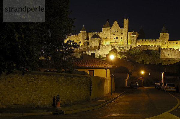 La CitÈ  mittelalterliche befestigte Stadt bei Nacht  Carcassonne  Aude  Languedoc-Roussillon  Frankreich  Europa