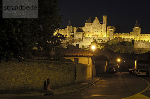La CitÈ  Carcassonne mittelalterliche befestigte Stadt in der Dämmerung  Aude  Languedoc-Roussillon  Frankreich  Europa