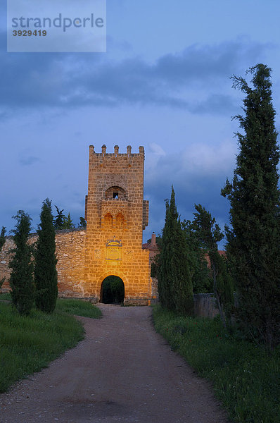 Homenaje Turm in der Dämmerung  Monasterio de Piedra  Nuevalos  Provinz Zaragoza  Aragon  Spanien  Europa