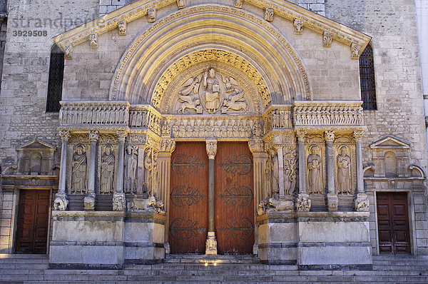 Saint Trophime Kathedrale am Place de la Republique Platz  Arles  Bouches du RhÙne  Provence  Frankreich  Europa