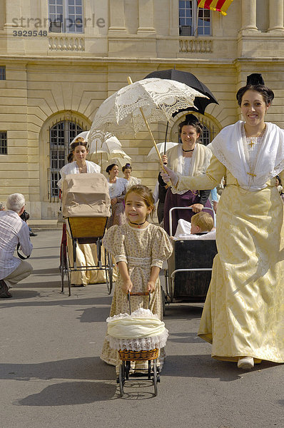 ArlÈsiennes  Frauen aus Arles  Fete du Costume Parade  Arles  Bouches du RhÙne  Provence  Frankreich  Europa
