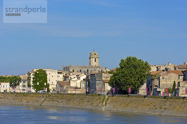 Altstadt und Rhone Fluss  Arles  Bouches du RhÙne  Provence  Frankreich  Europa