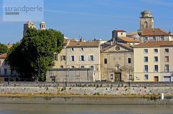 Altstadt und Rhone Fluss  Arles  Bouches du RhÙne  Provence  Frankreich  Europa