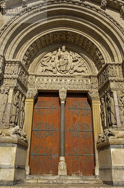 Kathedrale Saint-Trophime am Place de la Republique Platz  Arles  Bouches du RhÙne  Provence  Frankreich  Europa