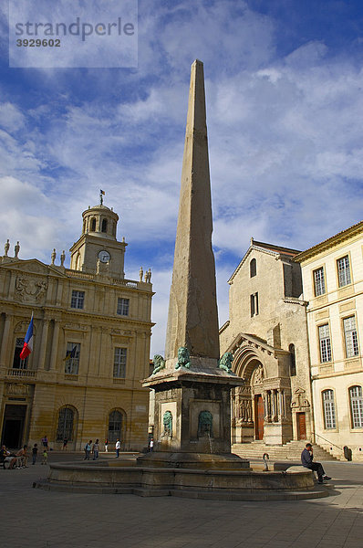 Kathedrale Saint-Trophime am Place de la Republique Platz  Arles  Bouches du RhÙne  Provence  Frankreich  Europa