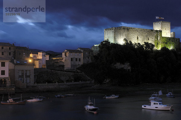Schloss in der Abenddämmerung  San Vicente de la Barquera  Kantabrien  Spanien  Europa