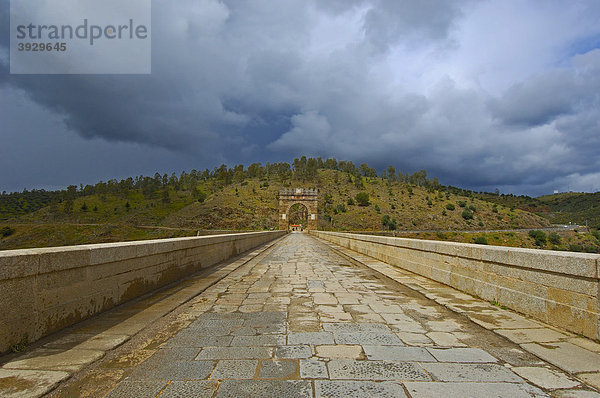 Römische Brücke über den Tejo Fluss  Alcantara  Provinz C·ceres  Extremadura  Spanien  Europa