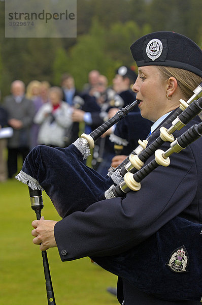 Das Grampian Police Pipe Band Dudelsack-Orchester am Schloss Balmoral Castle  Aberdeenshire  Schottland  Vereinigtes Königreich  Europa