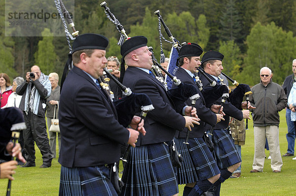 Das Grampian Police Pipe Band Dudelsack-Orchester am Schloss Balmoral Castle  Aberdeenshire  Schottland  Vereinigtes Königreich  Europa