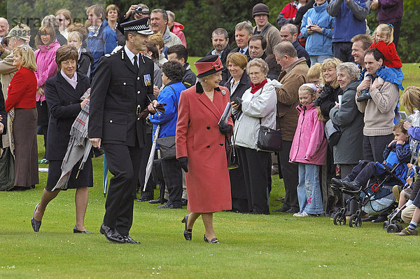 Königin Elizabeth II am Schloss Balmoral Castle  Aberdeenshire  Schottland  Vereinigtes Königreich  Europa