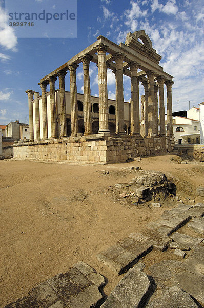 Die Ruinen des Tempel der Diana in der alten römischen Stadt Emerita Augusta  historische Ruta de la Plata Route  Merida  Provinz Badajoz  Spanien  Europa
