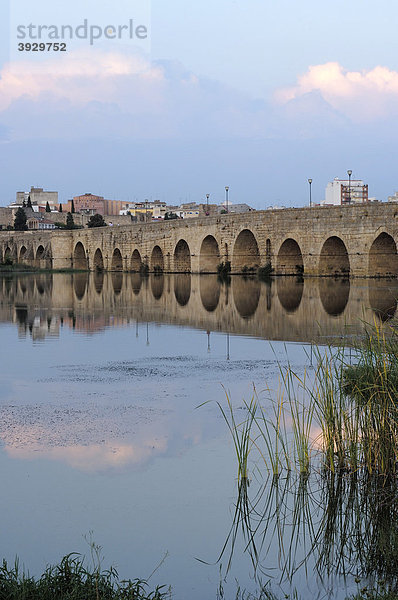 Römische Brücke über den Guadiana Fluss  historische Ruta de la Plata Route  Merida  Provinz Badajoz  Spanien  Europa
