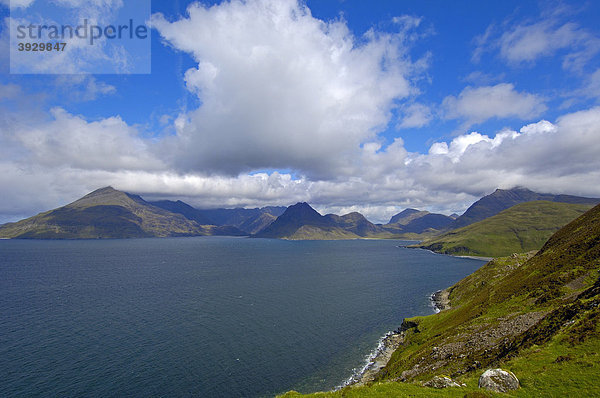 Cuillin Hills von Elgol aus  Isle of Skye  Western Highlands  Schottland  Vereinigtes Königreich  Europa