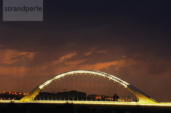 Lusitania-Brücke über Fluss Guadiana  Nachtaufnahme  MÈrida  Provinz Badajoz  Ruta de la Plata  Spanien  Europa