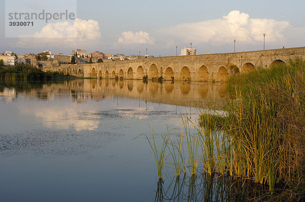 Römische Brücke über den Fluss Guadiana  MÈrida  Provinz Badajoz  Ruta de la Plata  Spanien  Europa