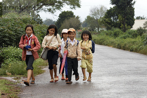 Kinder laufen von der Grundschule nach Hause in Dliya im Distrikt Dolisa der Provinz Daklak  Vietnam  Südostasien