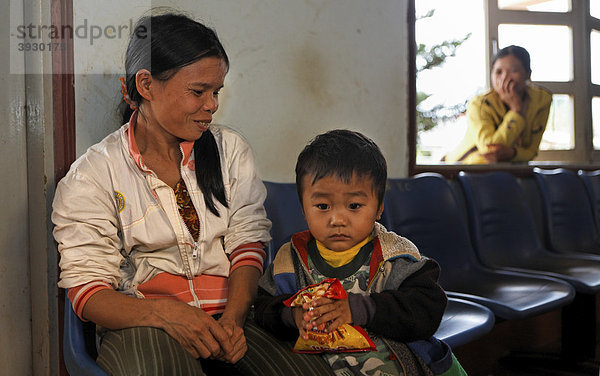 Eine Frau mit ihrem 3 Jahre alten Sohn wartet im Distrikt-Krankenhaus auf einen Behandlungstermin in Krong Nang im Distrikt Dolisa der Provinz Daklak  Vietnam  Südostasien