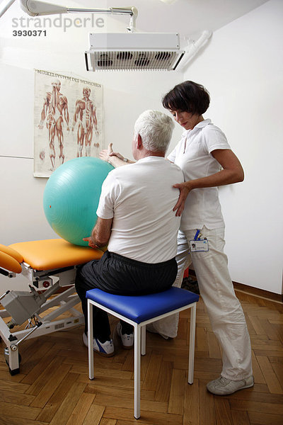 Physiotherapie  Krankengymnastik Abteilung in einem Krankenhaus  stationäre und ambulante Behandlung von Patienten  Gelsenkirchen  Nordrhein-Westfalen  Deutschland  Europa
