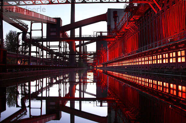 Kokerei Zollverein  beleuchtet  UNESCO Weltkulturerbe  Essen  Ruhrgebiet  Nordrhein-Westfalen  Deutschland  Europa