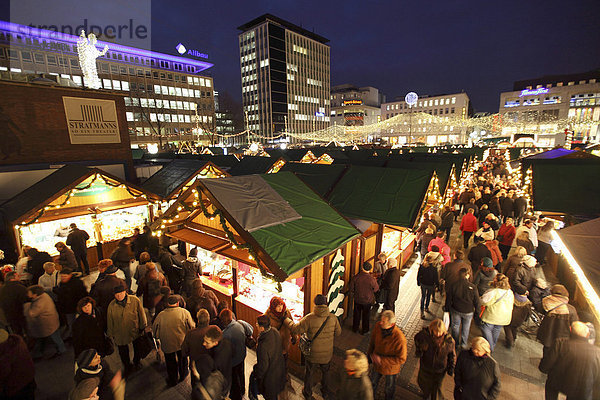 Weihnachtsmarkt auf dem Kennedyplatz  Innenstadt Essen  Nordrhein-Westfalen  Deutschland  Europa