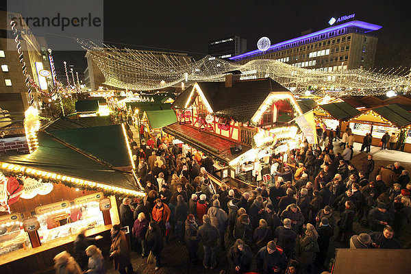 Weihnachtsmarkt auf dem Kennedyplatz  Innenstadt Essen  Nordrhein-Westfalen  Deutschland  Europa