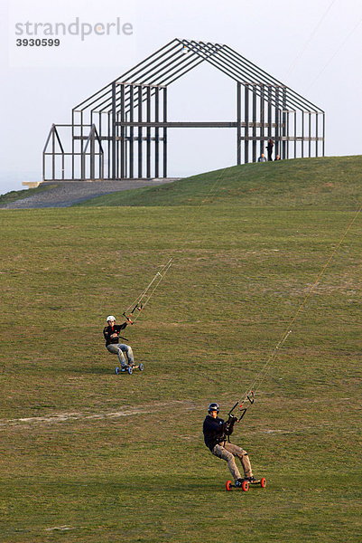 Kite-Skater auf der Halde Norddeutschland bei Neukirchen-Vluyn  Nordrhein-Westfalen  Deutschland  Europa