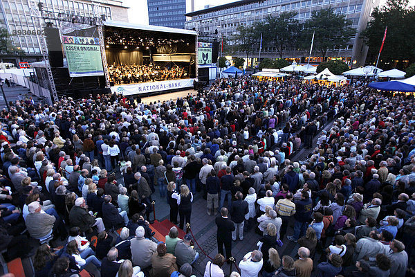 Essener Philharmoniker auf dem zentralen Kennedyplatz beim Essen-Original  mehrtägige Open-Air Konzertveranstaltung in der gesamten Innenstadt von Essen  Nordrhein-Westfalen  Deutschland  Europa