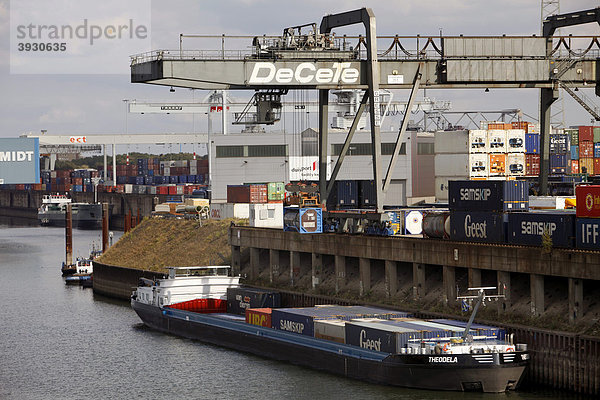 DeCeTe-Terminal  Containerverladung im Südhafenbecken des Binnenhafen Duisburg-Ruhrort  Duisburg  Nordrhein-Westfalen  Deutschland  Europa