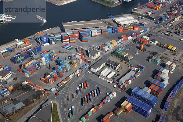 Duisport  Hafen und Logistikzentrum  Binnenhafen Ruhrort am Rhein  gilt als größter Binnenhafen der Welt  DeCeTe-Container Terminal  Umschlag von Container auf Schiff  Straße und Schiene  Duisburg  Nordrhein-Westfalen  Deutschland  Europa