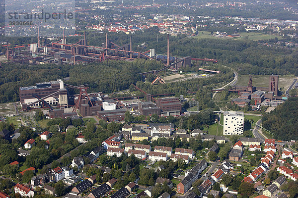 Zeche Zollverein  UNESCO Weltkulturerbe  dahinter Kokerei Zollverein  Essen  Nordrhein-Westfalen  Deutschland  Europa