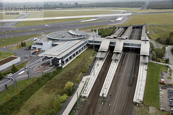 Flughafen Düsseldorf International  Flughafenbahnhof  Düsseldorf  Nordrhein-Westfalen  Deutschland  Europa