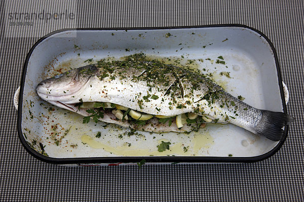 Fisch  Wolfsbarsch  gefüllt mit Kräutern und Zitrone  zum Grillen