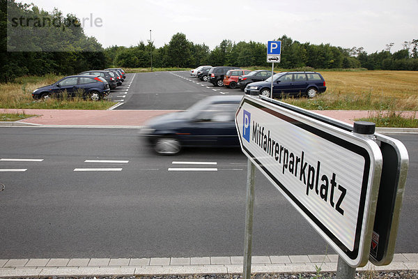 Mitfahrerparkplatz an der Autobahn A2  für Fahrgemeinschaften  bei Bönen  Nordrhein-Westfalen  Deutschland  Europa