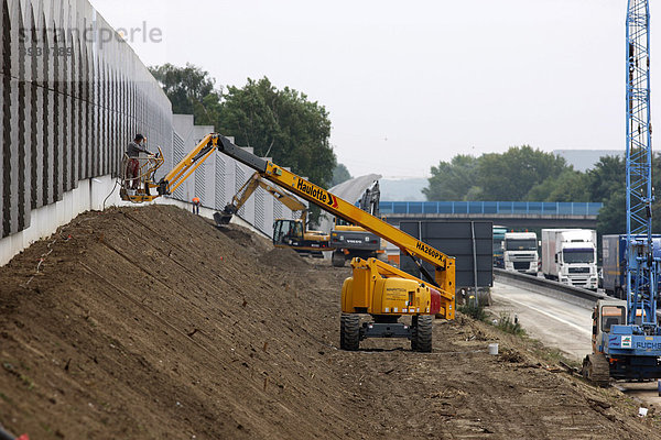 Baustelle  Bau von Lärmschutzwänden an der Autobahn A2  bei Bönen  Nordrhein-Westfalen  Deutschland  Europa