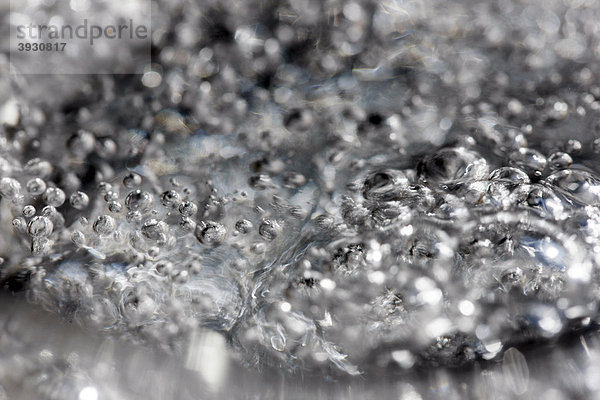 Blasen in einer Flüssigkeit  Kohlensäure in Mineralwasser